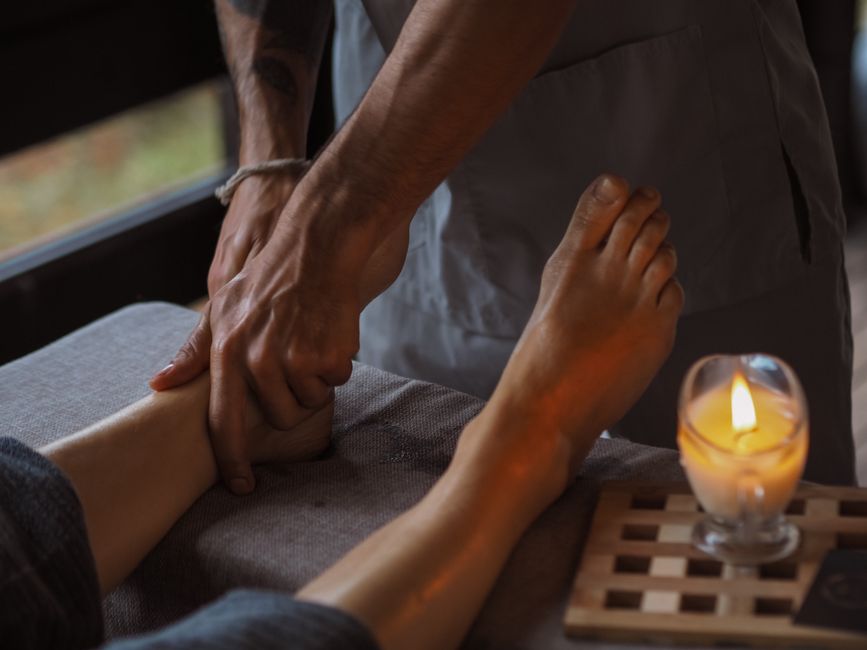 How to Choose a Massage Oil: The Practical Guide