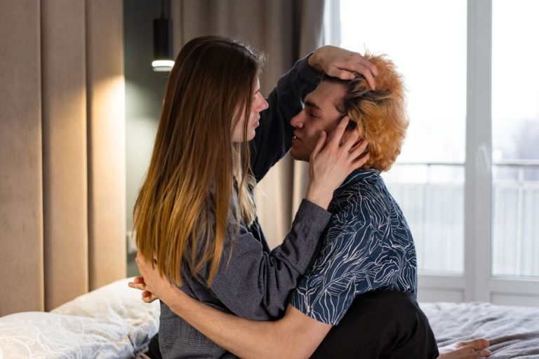 Syndrome prémenstruel et libido : pourquoi ton envie monte, descend, disparaît (et revient)